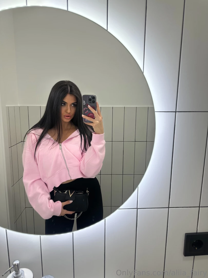 Well i decided to just take a photo in the mirror in the middle of the 