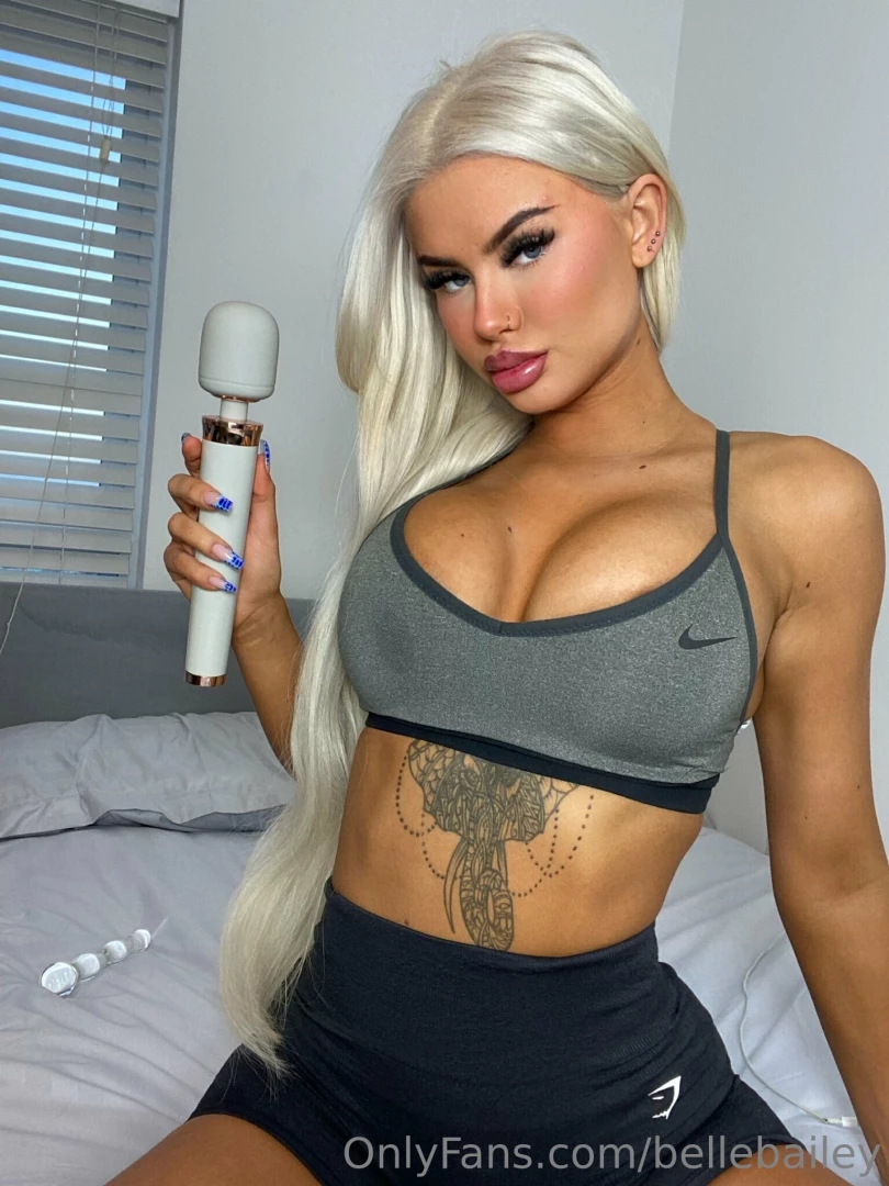 Stripping off my new gym gear time to workout this tight pussy 