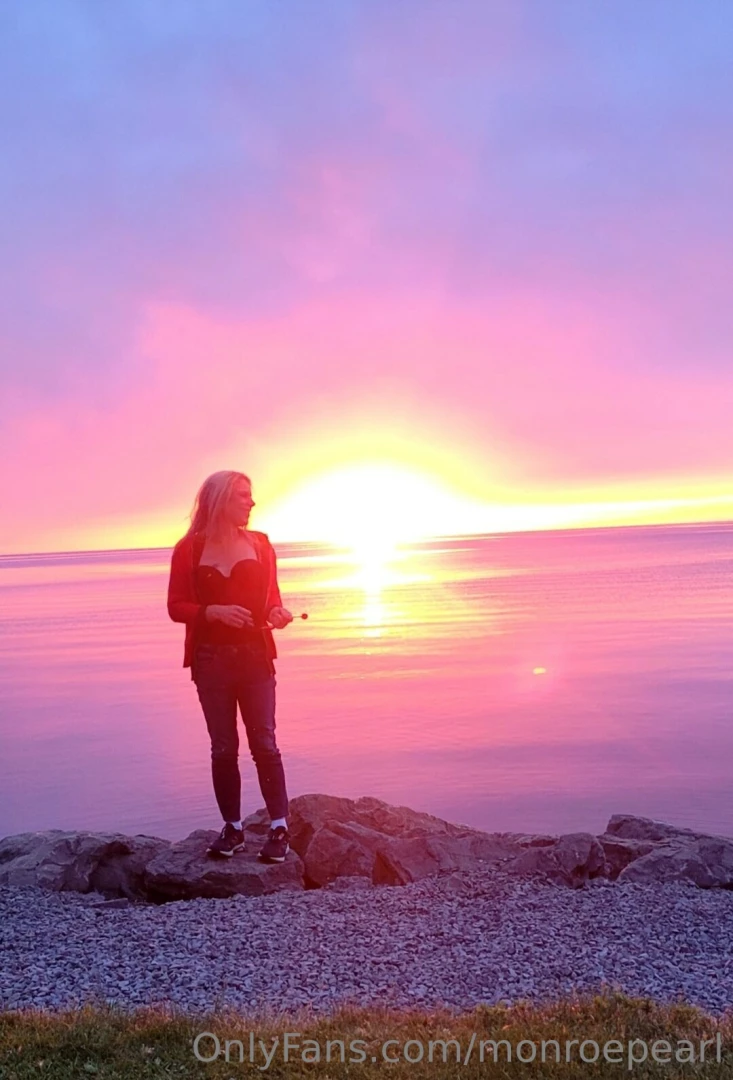 I this picture beautiful sunset and i got my lollipop 