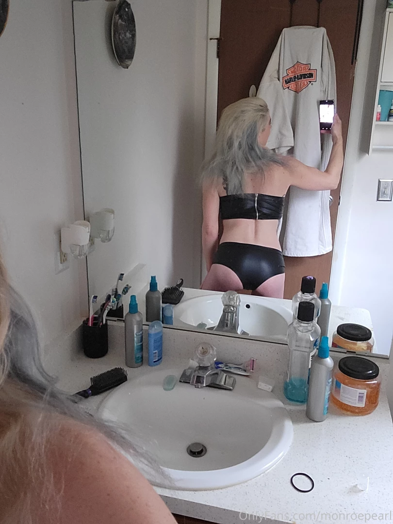 Baby got back want to give this naughty girl a spanking 