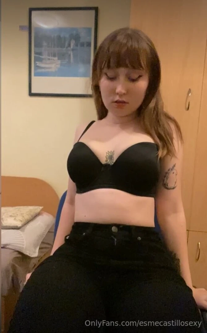 Just me a chair and these fingers that know exactly how to make me 