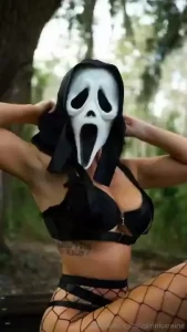 What s your favorite scary movie like 10 of my post and dm me more for