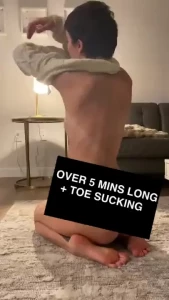 Just dropped in your dm s for all my booty feet toe sucking lovers