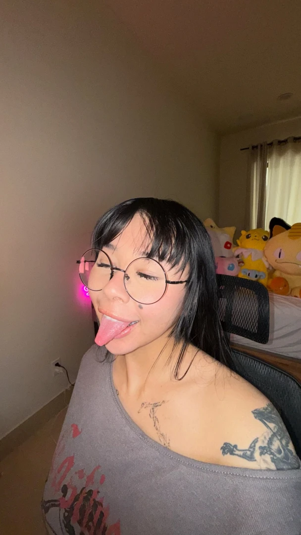 This tongue just couldnt behave ig 