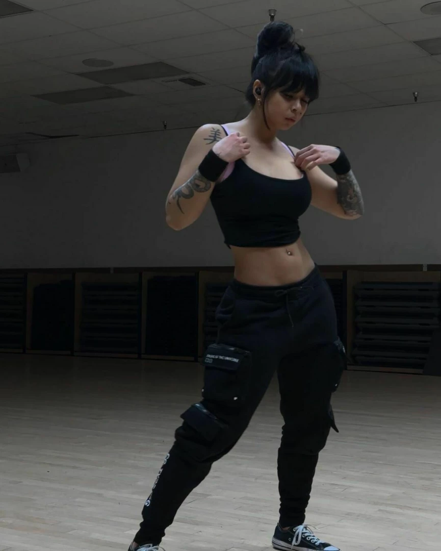 Stay working out so i look good in lingerie for you 