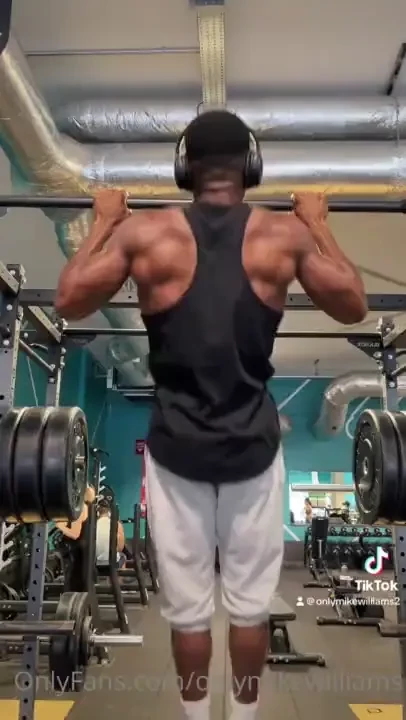 Training my back so i can carry all these hotwives its a hard life 