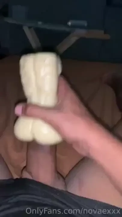 Brincando com o cuzinho de borracha mas podia ser o seu 