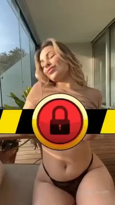 Ti piace quando gioco con le mie tette cos 