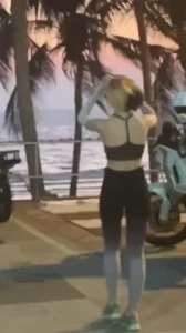 Today i took a walk at sunset on the beach wearing my new gloves i