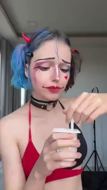Today i created another harley quinn cosplay i changed lighting from 