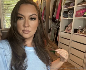 Happy thursday i got a fresh pedicure who wants feet pics