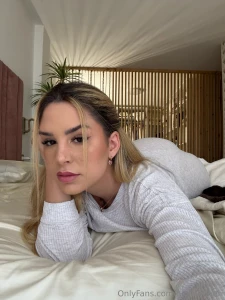 Spalmata sul letto come le mie intenzioni morbide ma non del tutto