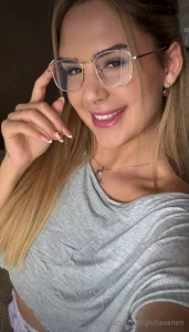 Brava ragazza solo finch non tolgo gli occhiali