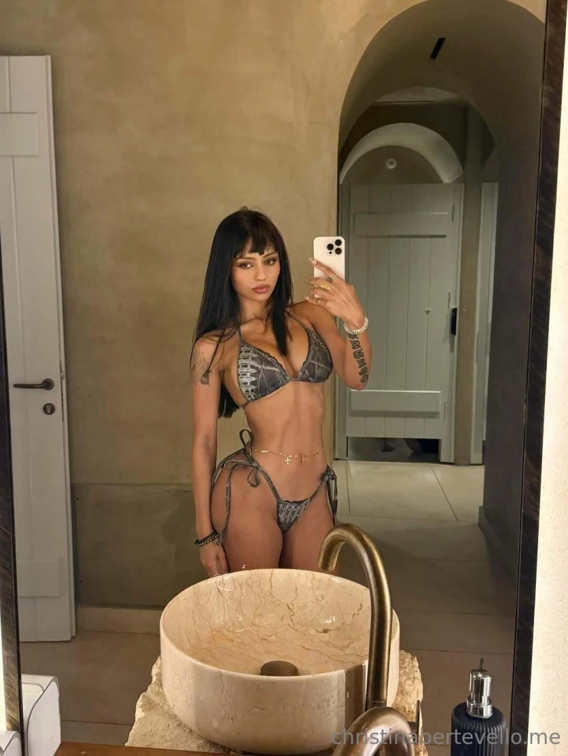 Ed soltanto l inizio di una lunga estate mi noti gi abbronzata 