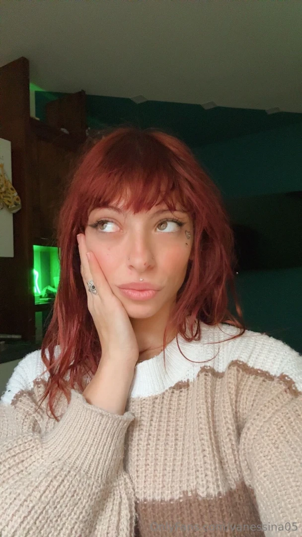 Pensierosa se indovini a cosa penso ti faccio vedere una cosa in chat 