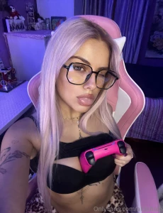E tu vuoi giocare vieni in privato che ti mando altre foto senza