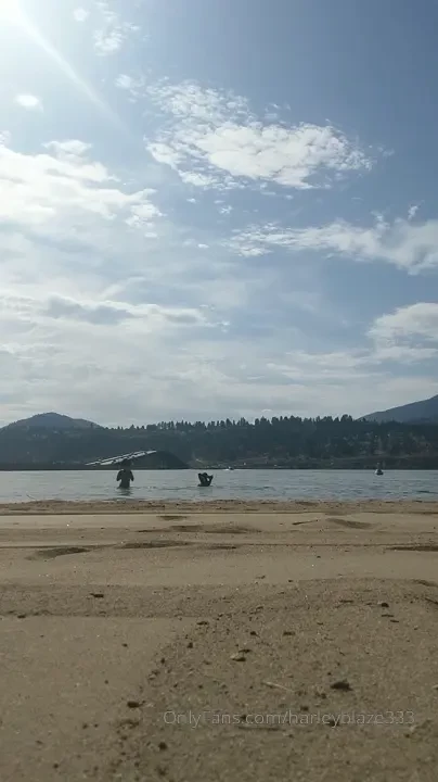 Girls on the beachhh 