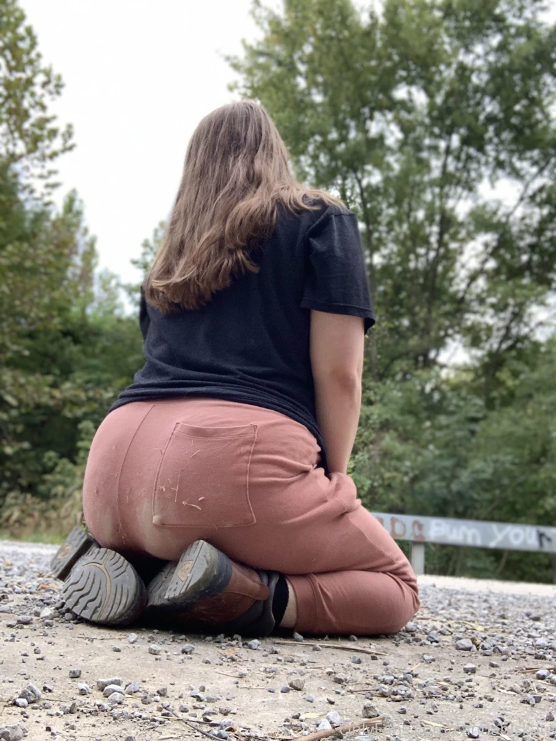 Like this if you want to see this pose without my clothes on 