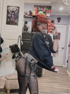 Hi guys here s a little snack to hold u off last pic is me bent over part 2