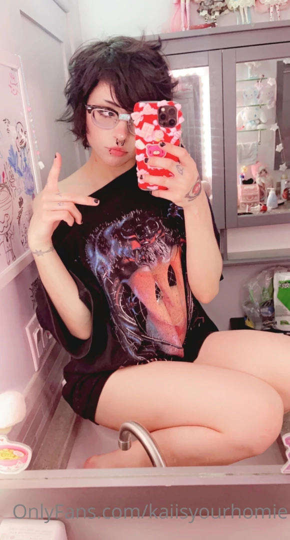 Hey 3 jus chillin in the sink enjoy the nip slip 