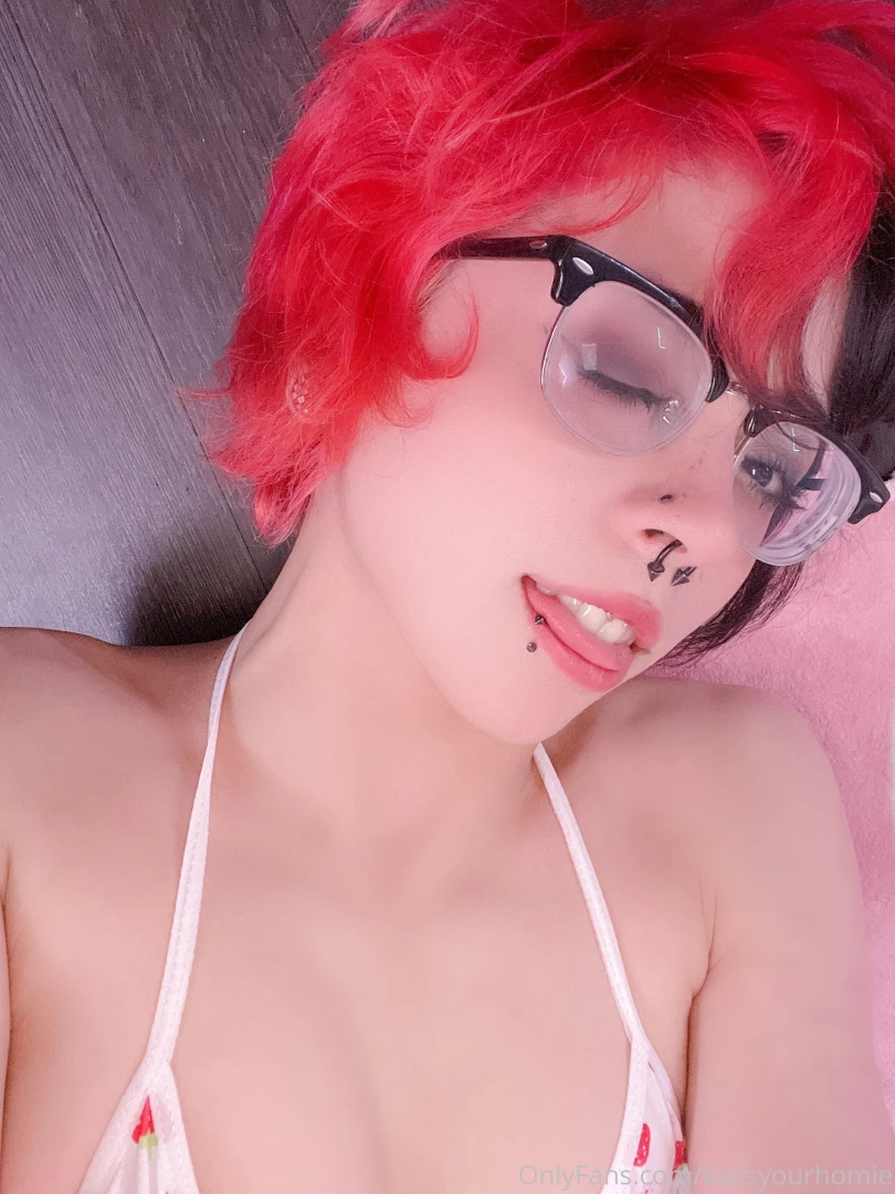 This set crraaaazy i m wearing a mini bikini and u can see my bulge 