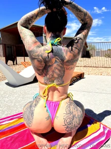 It s so fuckin hot out here and so am i