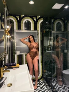 I m the only kind of girl who s good for a threesome