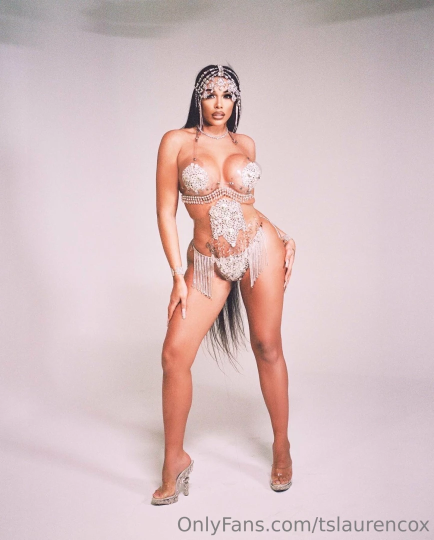 I m the queen of seduction and you can t resist my hotness 