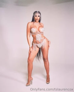 I m the queen of seduction and you can t resist my hotness