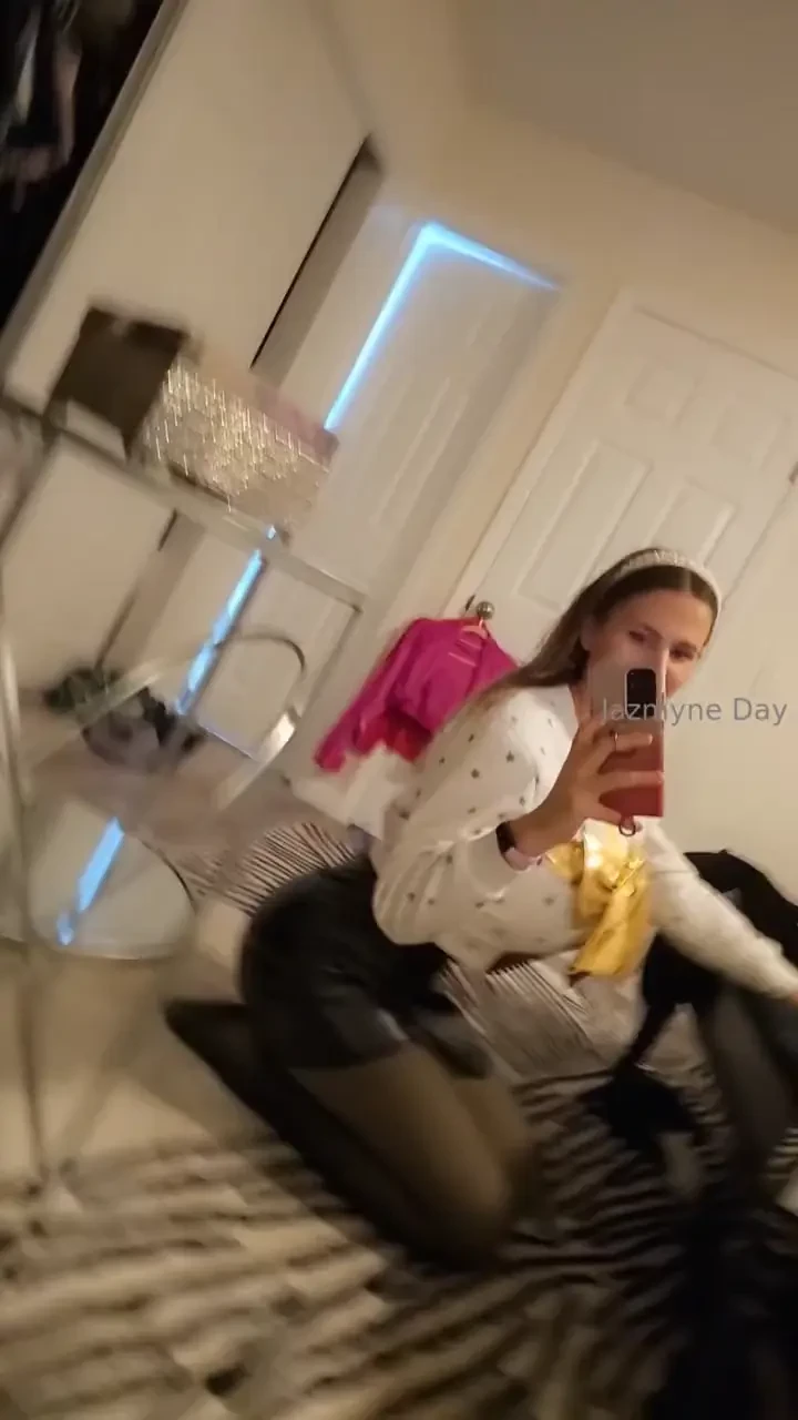 You gonna cum sit on my knee baby 