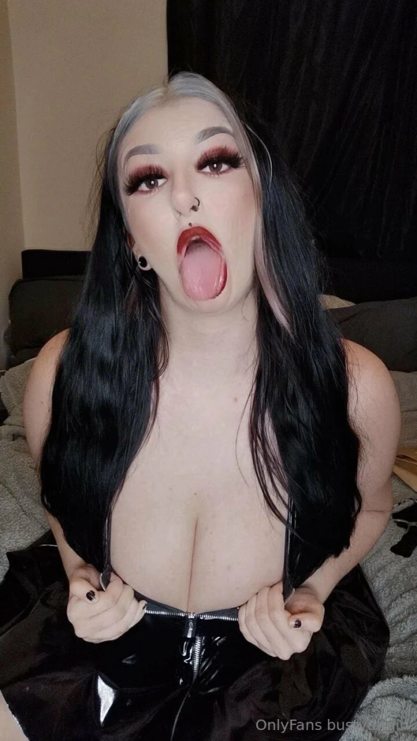 Serving the ultimate goddess t 