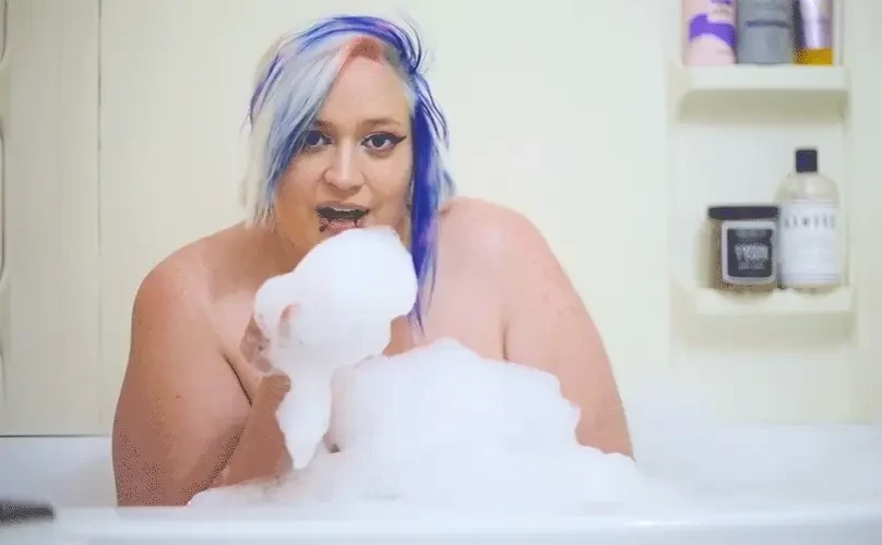 Do you like fatties with unflattering harsh light and an under point 