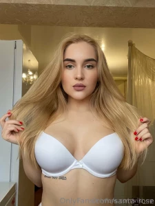 Santa_rose is a gorgeous bbw with ample curves who s eager for you to