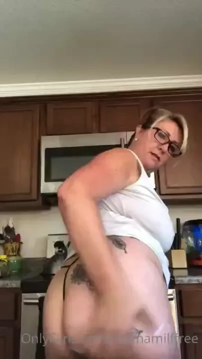 Who wants me to cook for them follow my vip page to see me cook nude 