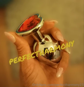 Sento la macchina attraversare il vialetto di casa e parcheggiarsi nel