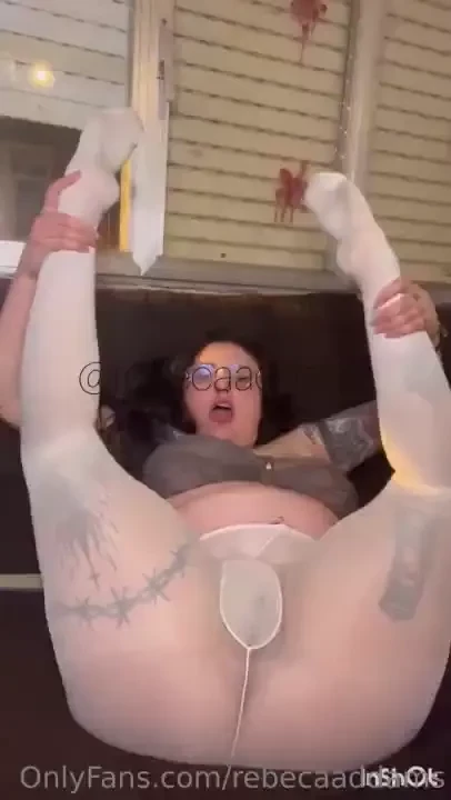 I m curvy but flexible love love my white tights 