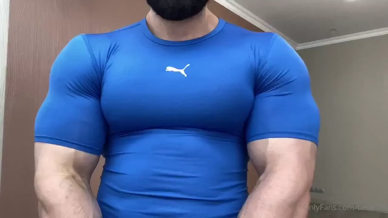 I spent a lot of time to find a video of me wearing it haha very rare 
