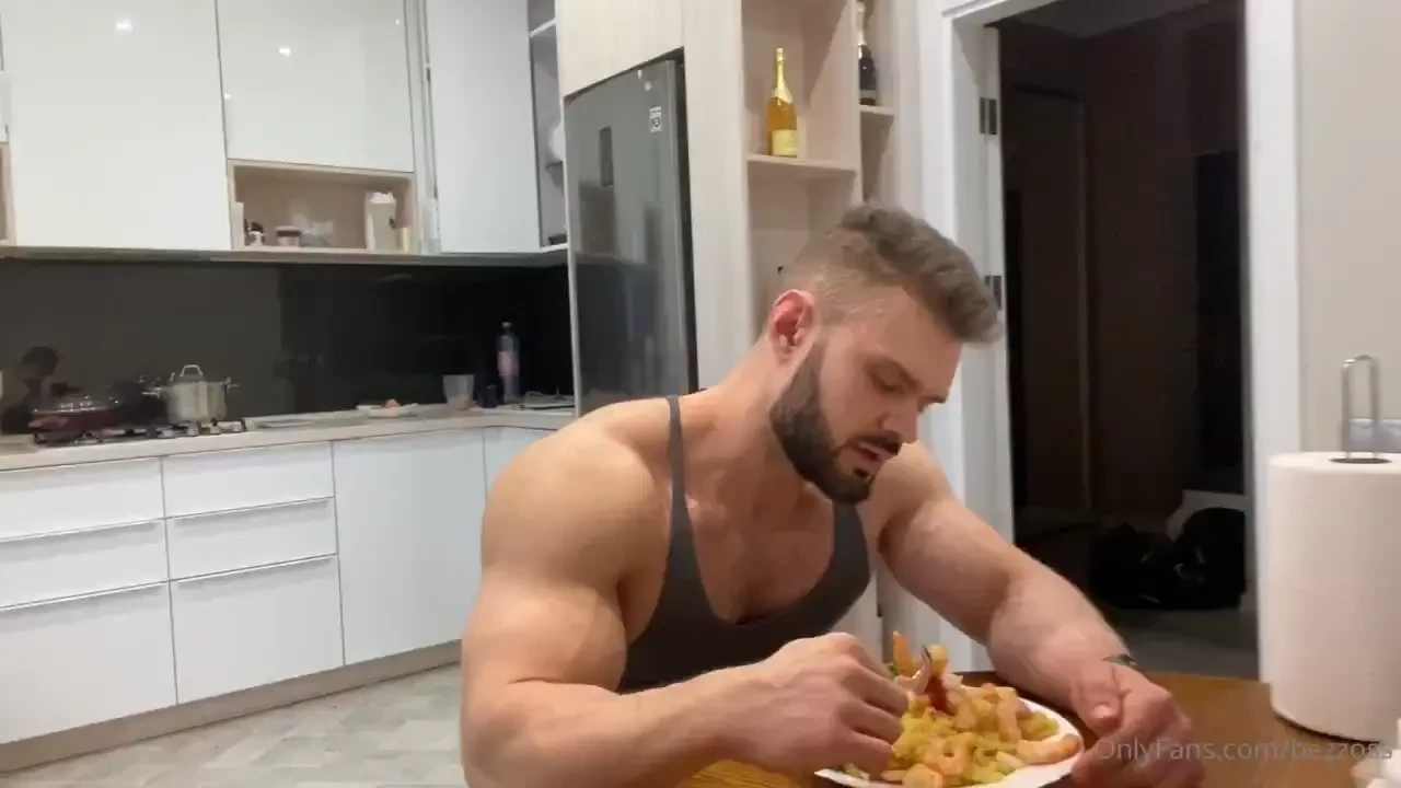 To be big you need to eat a lot but at the same time admire the huge 