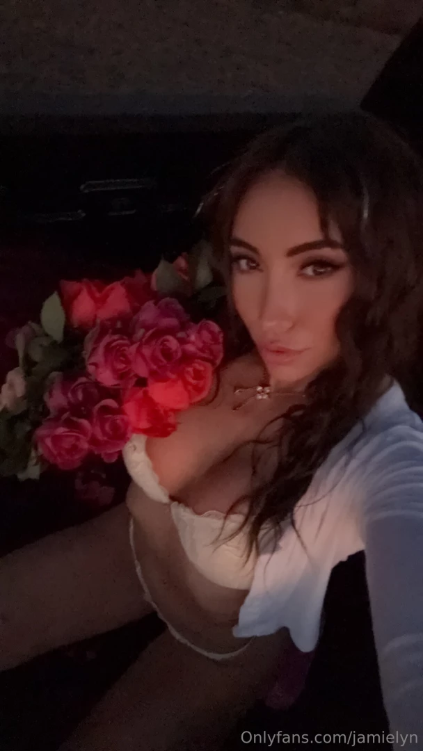 Just did a sexy vday shoot who wants to see the content 