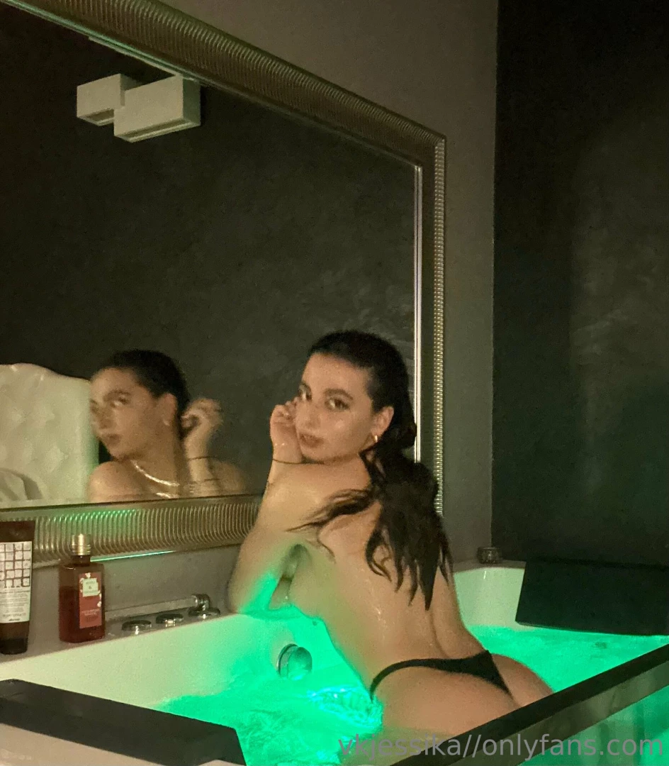 Ragazzi oggi fa cos caldo vieni in chat io sono gi bagnata 