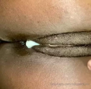 Who else wants to nut in this pussy