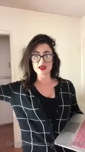 British bridgette loves rap watch her read and comment on lil kim and