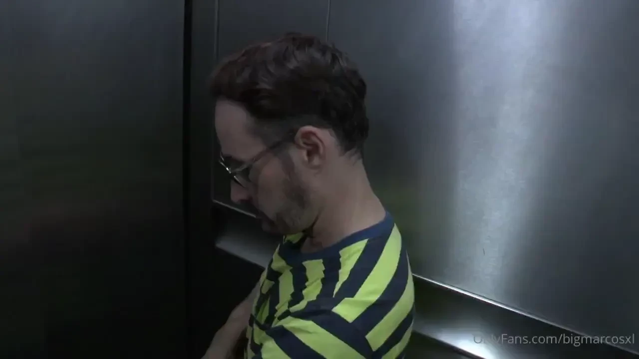 Encontrei o f barebabe no elevador 