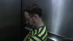 Encontrei o f barebabe no elevador