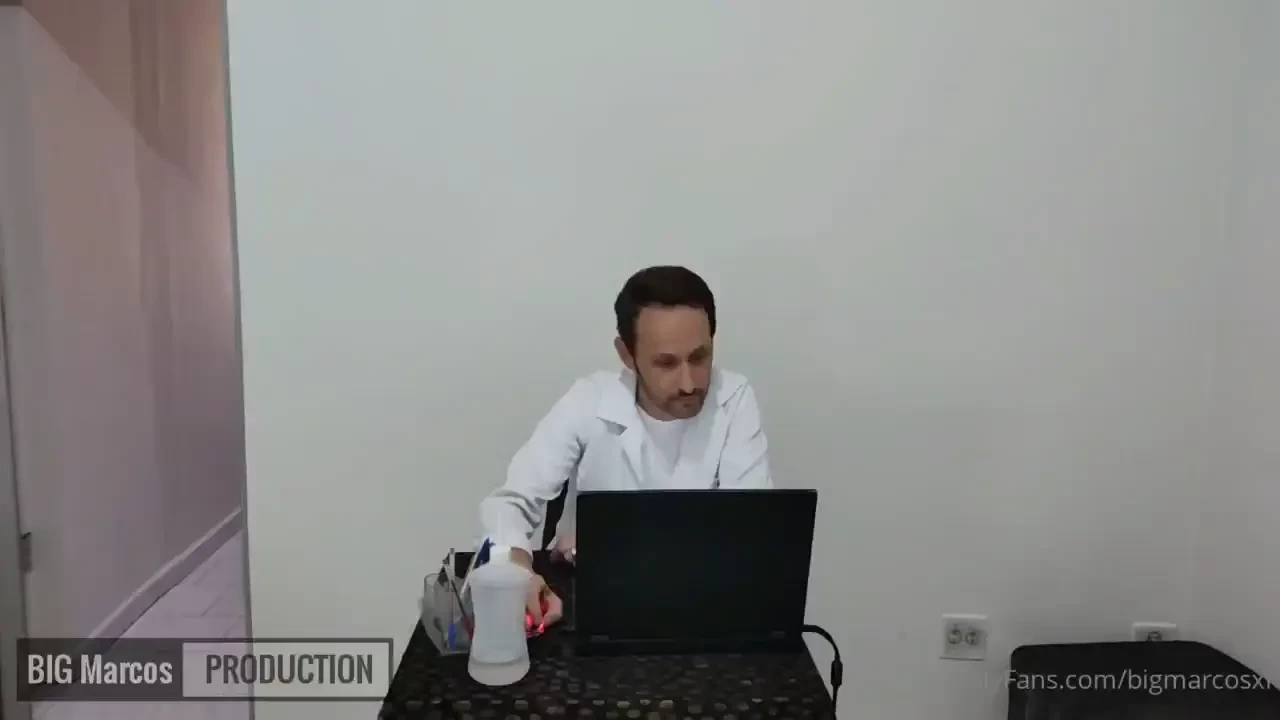 O m dico dotad o metendo no dotadoarte 