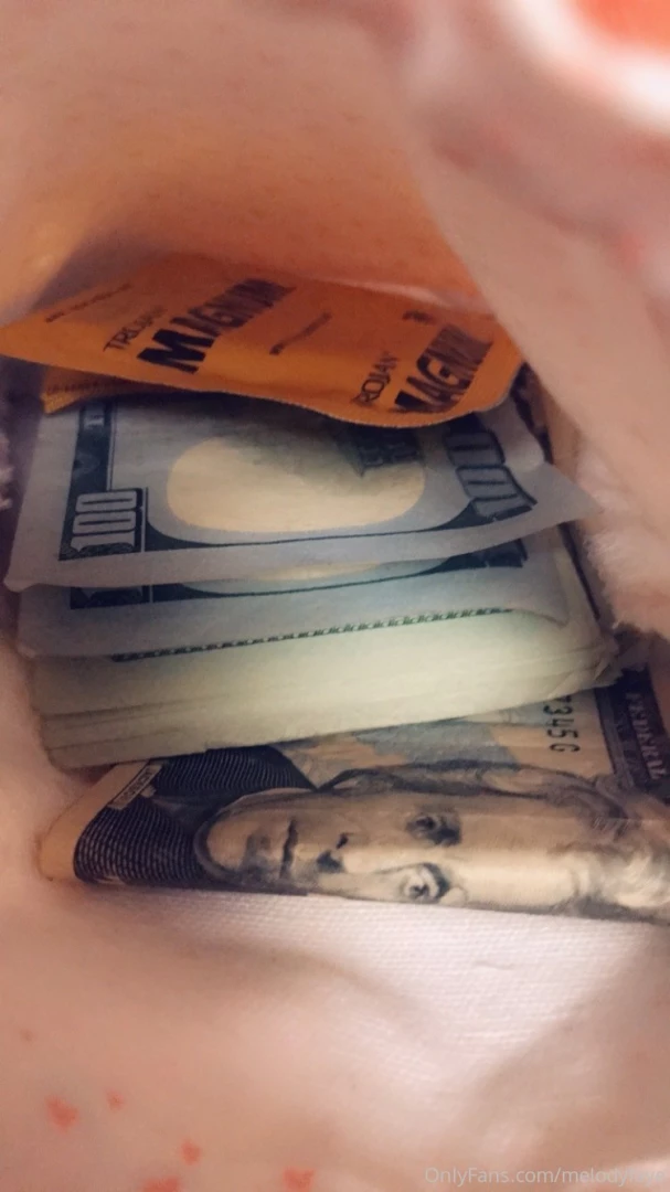 What s in dolly s pocket purse 