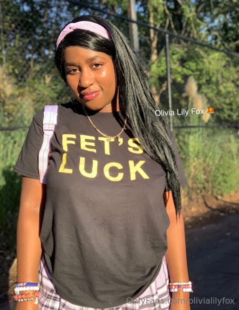 Lifting my shirt for u 