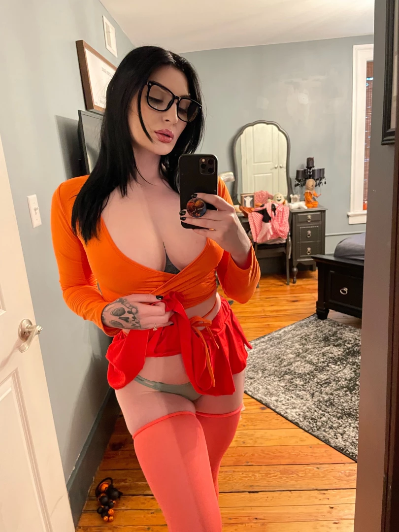 Do you think velma wears green panties or just me unlock to see that 