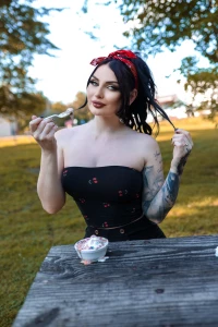 Idk what s making the ice cream melt the heat or me
