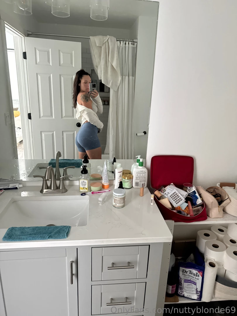 Feeling sexy in my workout underwear this morning 